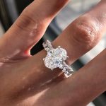 S925 Luxurious 4.5Ct Oval Cut Simulated Diamond Engagement Ring In  Sterling Silver