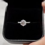 S925 Maxine Classic Moissanite 2.0 Carat Round Cut Engagement Ring - Image 3