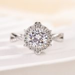 S925 Maxine Moissanite Noble 1.0 Carat Halo Round Cut Engagement Ring - Image 5