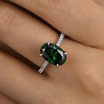 S925 Classic Oval Cut Emerald Green Simulated Diamond Engagement Ring