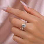 S925 Maxine Timeless Moissanite 2.0 Carat Round Cut Engagement Ring - Image 2