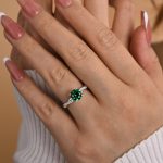 S925 Twist Round Cut Emerald Green Engagement Ring In Sterling Silver - Image 3