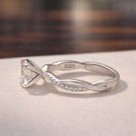S925 Moissanite Twist White Gold 1.0Ct Round Cut Engagement Ring in Sterling Silver - Image 5