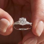 S925 Moissanite Twist White Gold 1.0Ct Round Cut Engagement Ring in Sterling Silver